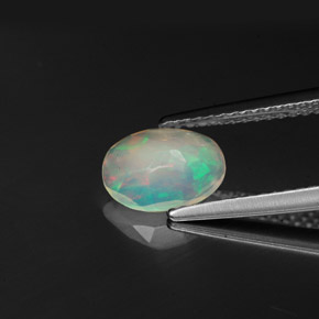 0.58カラットの天然マルチカラーオパール（8.6×6.4 mm・透明）