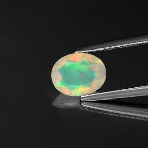 0.73カラットの天然マルチカラーオパール（8.2×6.5 mm・透明）