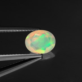 0.73カラットの天然マルチカラーオパール（8.2×6.5 mm・透明）