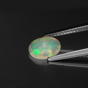 0.73カラットの天然マルチカラーオパール（8.2×6.5 mm・透明）