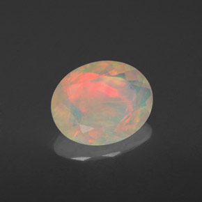 1.42カラットの天然マルチカラーオパール（10×8 mm・透明）
