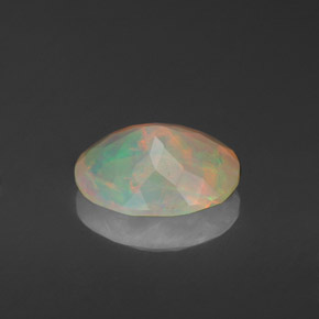 1.42カラットの天然マルチカラーオパール（10×8 mm・透明）