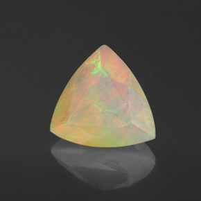 1.37カラットの天然マルチカラーオパール（9.1×9.1 mm・透明）
