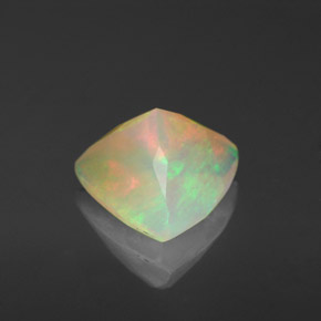 1.37カラットの天然マルチカラーオパール（9.1×9.1 mm・透明）