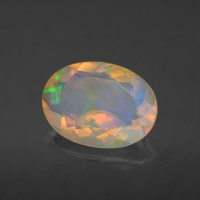 1.97カラットの天然マルチカラーオパール（11.8×8.6 mm・透明）