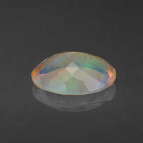 1.97カラットの天然マルチカラーオパール（11.8×8.6 mm・透明）