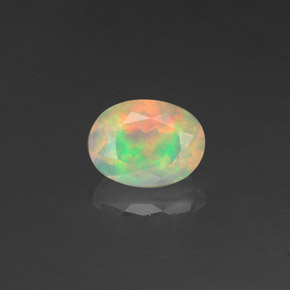 0.96カラットの天然マルチカラーオパール（8.1×6.1 mm・透明）