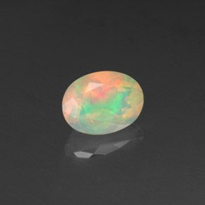 0.96カラットの天然マルチカラーオパール（8.1×6.1 mm・透明）