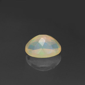 0.96カラットの天然マルチカラーオパール（8.1×6.1 mm・透明）