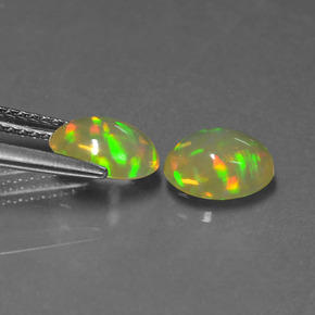 カラットの天然マルチカラーオパール（7.8x6 mm・オーバルカット）