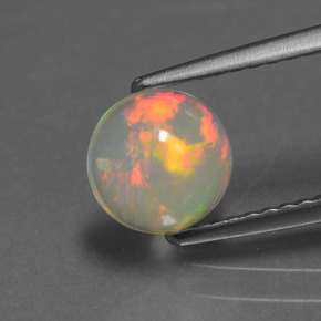 0.85カラットの天然マルチカラーオパール（6.84 mm・ラウンドカット）