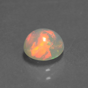 0.85カラットの天然マルチカラーオパール（6.84 mm・ラウンドカット）