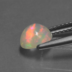 0.85カラットの天然マルチカラーオパール（6.84 mm・ラウンドカット）