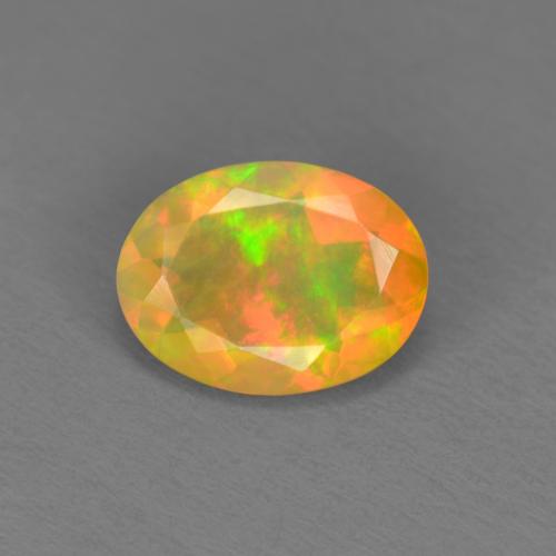0.74カラットの天然マルチカラーオパール（8×6 mm・オーバルカット）