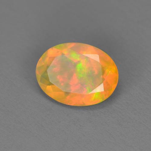 0.74カラットの天然マルチカラーオパール（8×6 mm・オーバルカット）