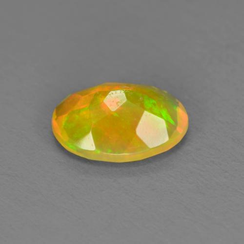 0.74カラットの天然マルチカラーオパール（8×6 mm・オーバルカット）