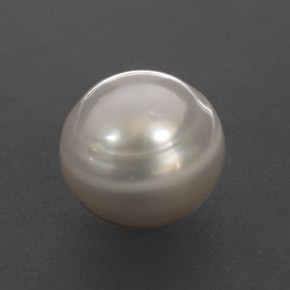 8.41カラットの天然クリームパール（10.78 mm・球体 / ボール）