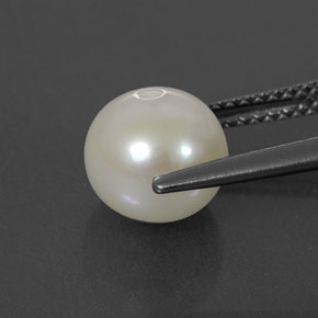 3.85カラットの天然シルバーホワイトパール（8.36 mm・球体 / ボール）