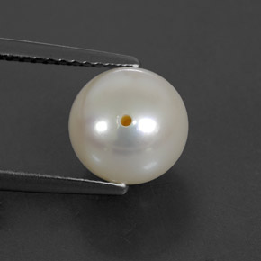 3.93カラットの天然シルバーホワイトパール（8.45 mm・球体 / ボール）