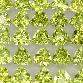 カラットの天然鮮やかな緑ペリドット（4.1×4.1 mm・トリリアント）