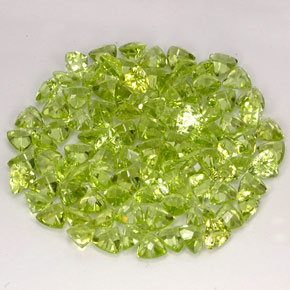 カラットの天然鮮やかな緑ペリドット（4.1×4.1 mm・トリリアント）