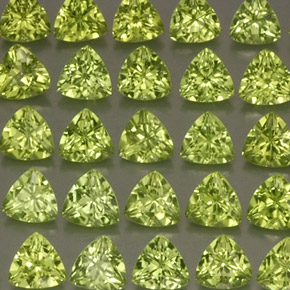 カラットの天然鮮やかな緑ペリドット（4.1×4.1 mm・トリリアント）