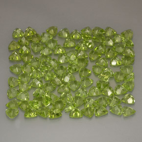 カラットの天然鮮やかな緑ペリドット（4.1×4.1 mm・トリリアント）