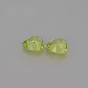 カラットの天然鮮やかな緑ペリドット（5×5 mm・ハート型）