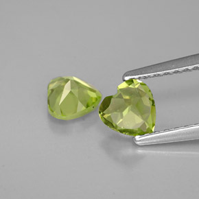カラットの天然鮮やかな緑ペリドット（5×4.8 mm・ハート型）
