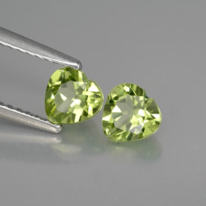 カラットの天然鮮やかな緑ペリドット（5.1×5 mm・ハート型）
