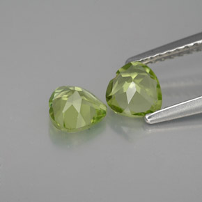 カラットの天然鮮やかな緑ペリドット（5.1×5 mm・ハート型）