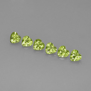 カラットの天然鮮やかな緑ペリドット（5.1×5 mm・ハート型）