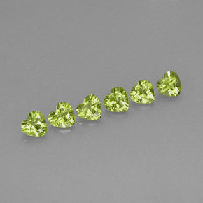 カラットの天然鮮やかな緑ペリドット（5.1×5 mm・ハート型）