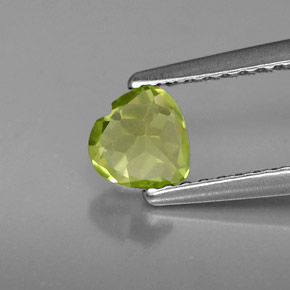 0.57カラットの天然鮮やかな緑ペリドット（5.1×5 mm・ハート型）