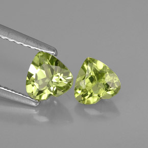 カラットの天然鮮やかな緑ペリドット（5.1×5 mm・ハート型）