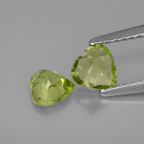 カラットの天然鮮やかな緑ペリドット（5.1×5 mm・ハート型）
