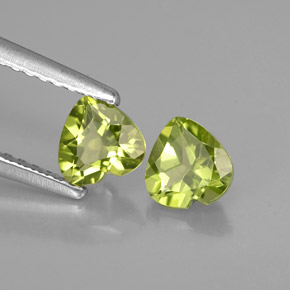 カラットの天然鮮やかな緑ペリドット（5.1×5 mm・ハート型）