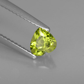 0.49カラットの天然鮮やかな緑ペリドット（4.9×5 mm・ハート型）
