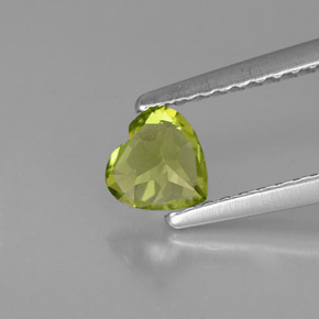 0.49カラットの天然鮮やかな緑ペリドット（4.9×5 mm・ハート型）