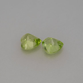 カラットの天然鮮やかな緑ペリドット（5×5 mm・ハート型）