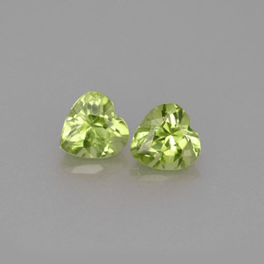 カラットの天然鮮やかな緑ペリドット（5×5 mm・ハート型）