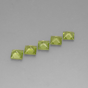 カラットの天然鮮やかな緑ペリドット（5.1×5 mm・四角）