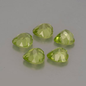 カラットの天然鮮やかな緑ペリドット（5.1×5 mm・ハート型）
