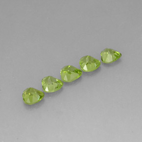 カラットの天然鮮やかな緑ペリドット（5×5 mm・ハート型）
