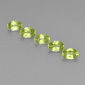 カラットの天然鮮やかな緑ペリドット（6.2×4.1 mm・オーバルカット）