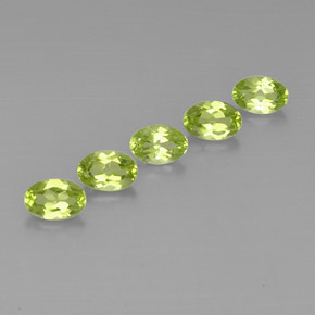 カラットの天然鮮やかな緑ペリドット（6.2×4.1 mm・オーバルカット）