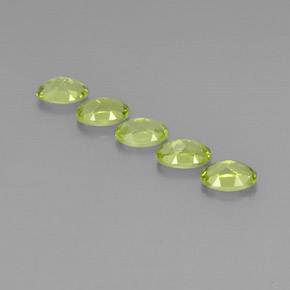 カラットの天然鮮やかな緑ペリドット（6.2×4.1 mm・オーバルカット）