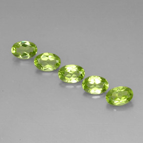 カラットの天然鮮やかな緑ペリドット（6.2×4.2 mm・オーバルカット）