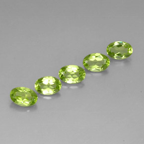 カラットの天然鮮やかな緑ペリドット（6.2×4.2 mm・オーバルカット）
