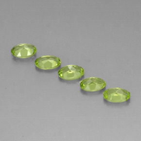 カラットの天然鮮やかな緑ペリドット（6.2×4.2 mm・オーバルカット）